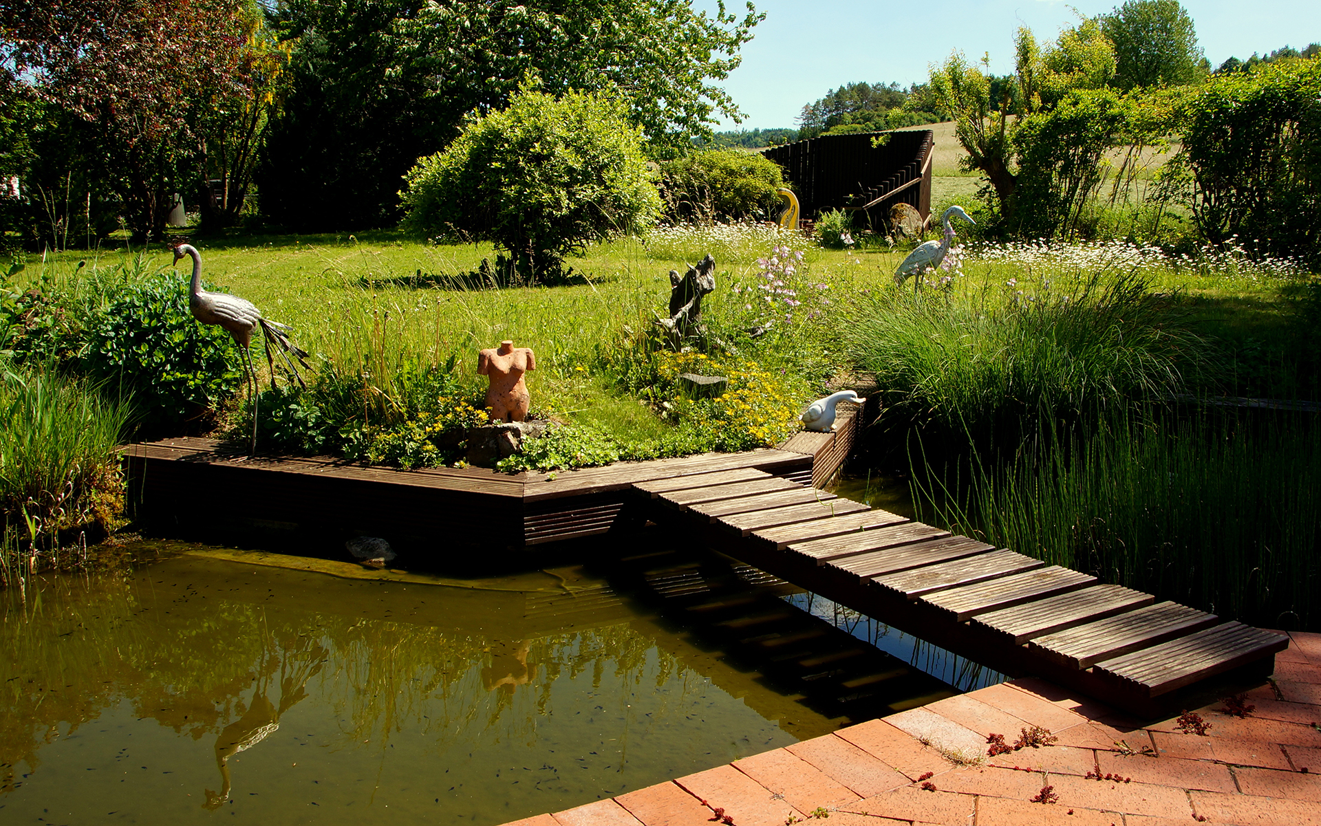 Jak zrobić drewniany mostek nad oczkiem wodnym w ogrodzie? Praktyczne porady