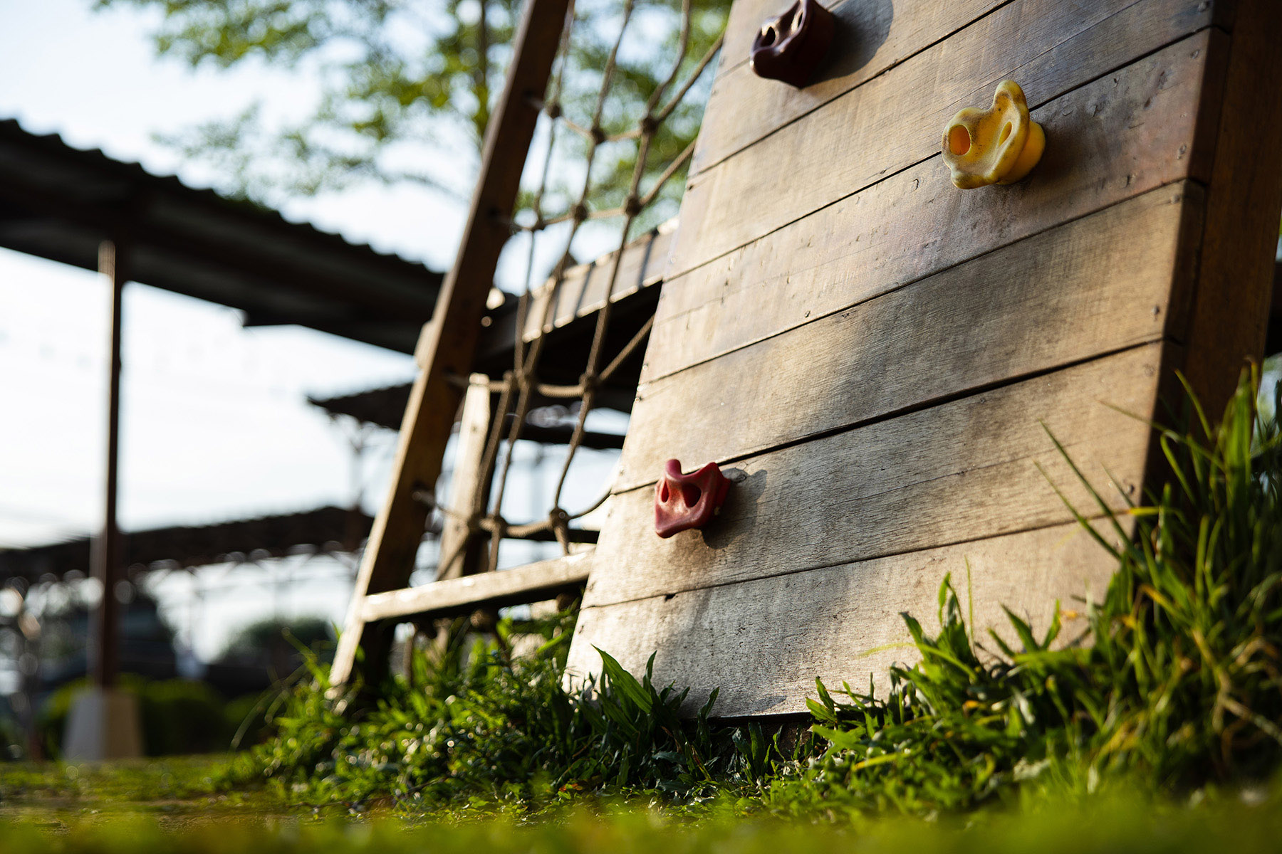 Jak zrobić drewnianą ściankę wspinaczkową dla dzieci?