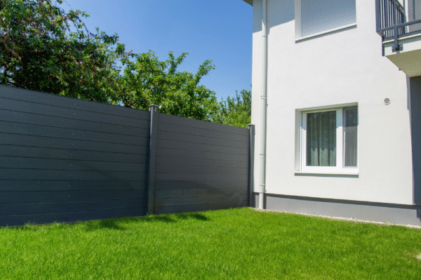 Renowacja plastikowych paneli ogrodzeniowych – nowy wygląd na lata